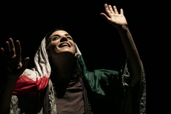 Sindrome Italia. O delle vite sospese di e con Tiziana Francesca Vaccaro